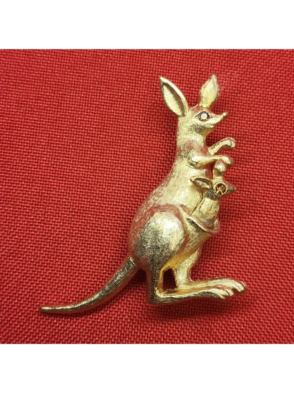 Vtg Avon Kangaroo & Baby Joey in Pouch Pin Brooch Jeweled Eyes Gold Tone 1975